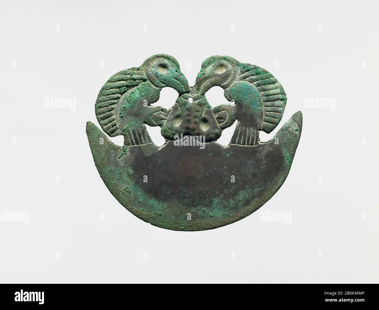 Crescent Ornament, Moche, 3rd secolo, Perù, Moche, rame (martellato), H x L: 2 11/16 x 3 1/4in. (6,8 x 8,2 cm), Ornamenti Metallici Foto Stock