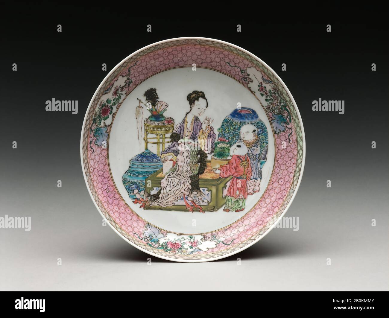 Piatto con scena di una donna e bambini, Cina, Qing dinastia (1644–1911), Data metà 18th secolo, Cina, porcellana dipinta con smalto policromo smaltato e oro (Jingdezhen ware), Diam. 8 poll. (20,3 cm), ceramica Foto Stock