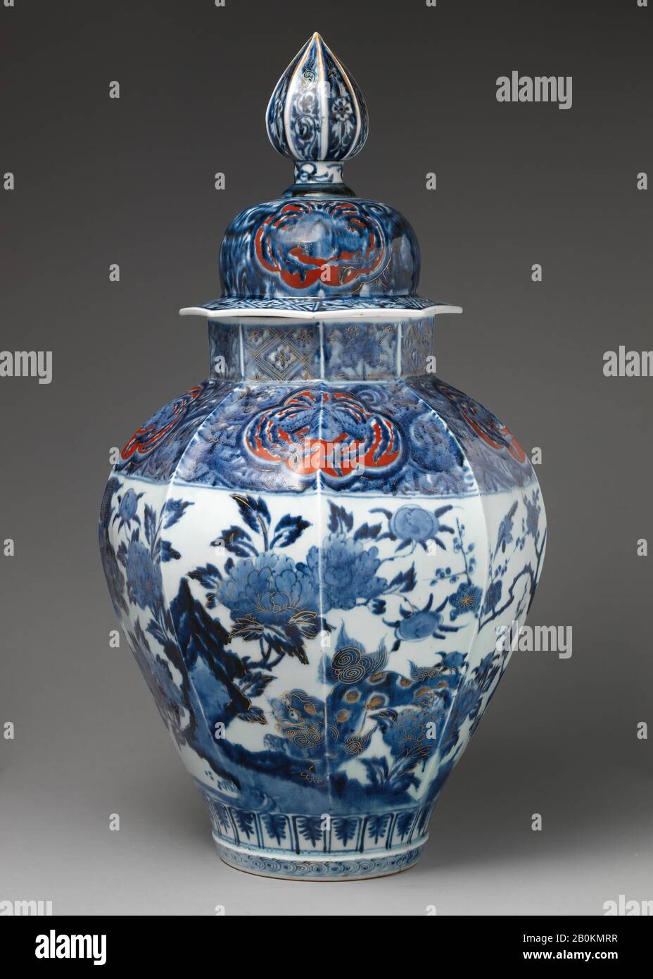 Vaso coperto con grande finiale, giapponese, per l'esportazione di mercato, ca. 1725–50, giapponese, per il mercato delle esportazioni, porcellana, Totale: 24 11/16 × 13 5/16 × 13 5/16 in. (62,7 × 33,8 × 33,8 Cm), Esportazione Ceramica-Porcellana Foto Stock