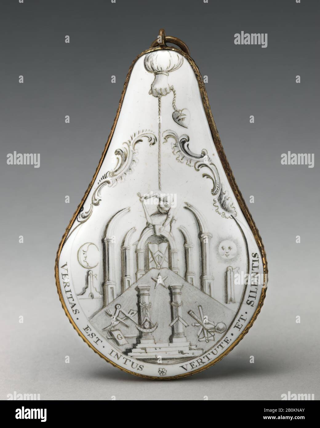 Pendente con simboli massonici, britannico, Battersea (?), ca. 1753–56, British, Battersea (?), rame Smaltato, L. 3 7/16 in. (8,7 cm), Verniciato a Enamels Foto Stock