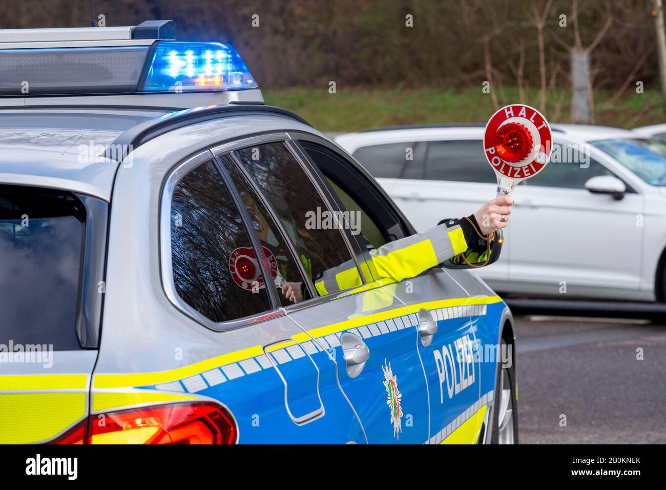 Polizia, che tiene una trowel, ad una fermata di traffico, pattuglia auto, controllo della polizia, Foto Stock
