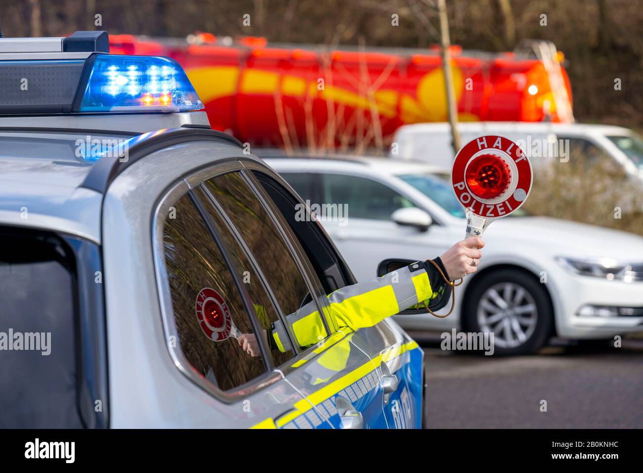 Polizia, che tiene una trowel, ad una fermata di traffico, pattuglia auto, controllo della polizia, Foto Stock