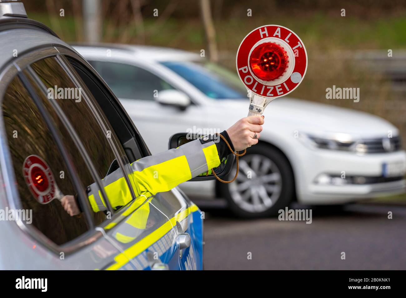 Polizia, che tiene una trowel, ad una fermata di traffico, pattuglia auto, controllo della polizia, Foto Stock