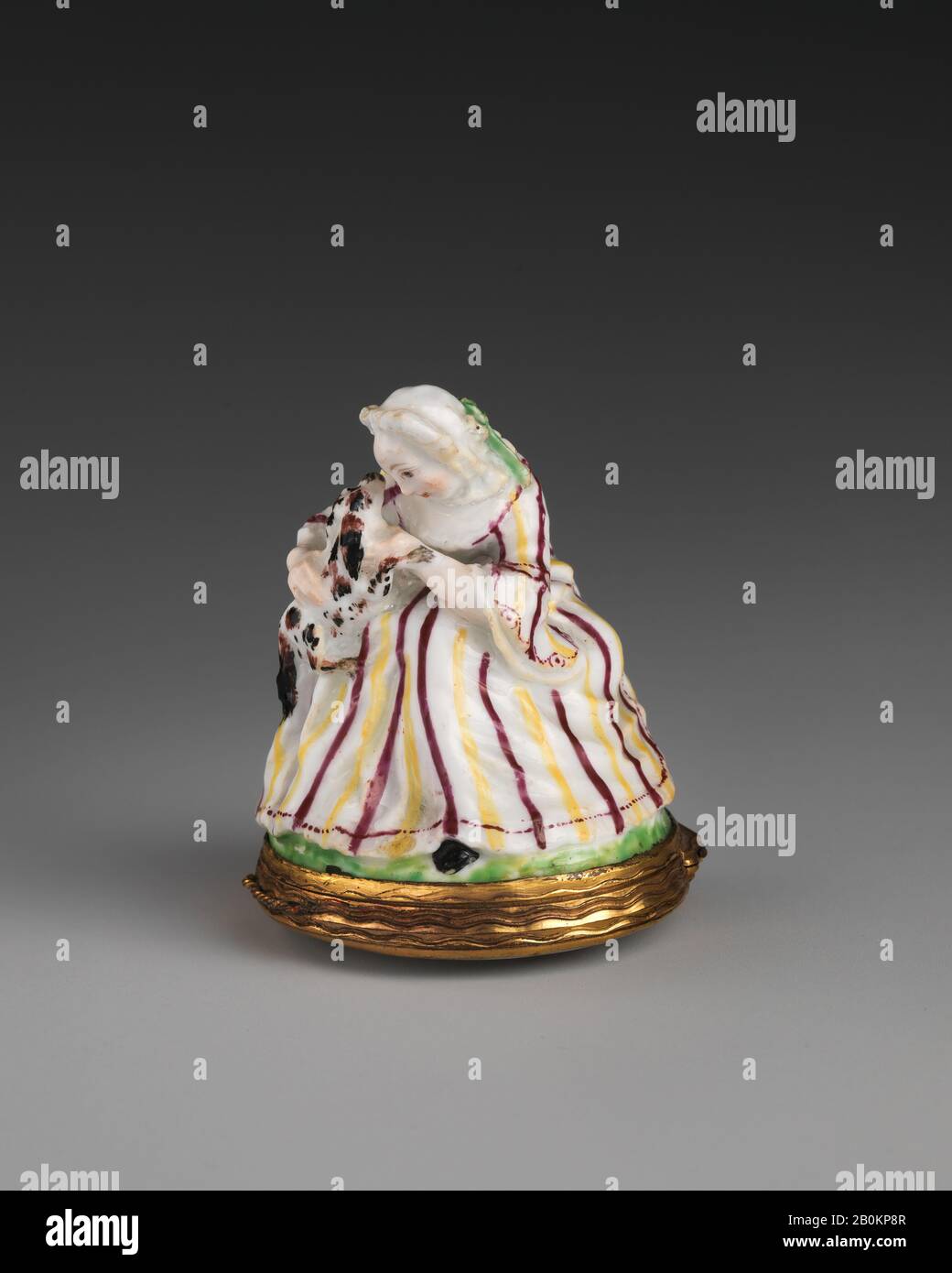 Chelsea Porcelain Manufactory, Lady With Dog, British, Chelsea, Chelsea Porcelain Manufactory (British, 1745–1784, Red Anchor Period, Ca. 1753–58), ca. 1755, British, Chelsea, porcellana morbida, 2 1/8 × 1 3/4 in. (5,4 × 4,4 cm), porcellana ceramica Foto Stock