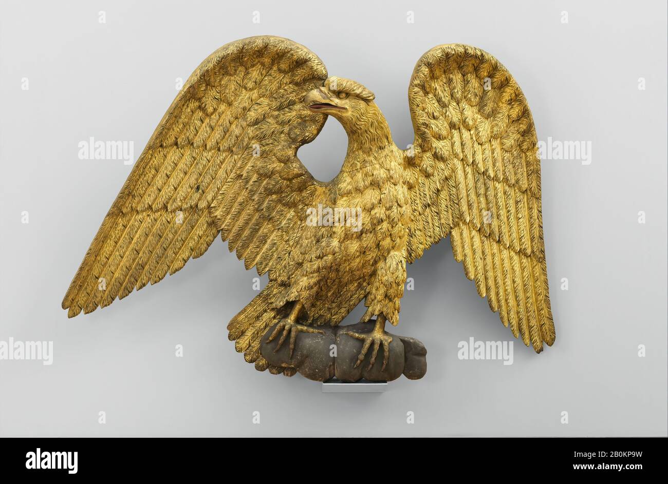 Figura di un'aquila, americana, 1800–1830, probabilmente fatta a Philadelphia, Pennsylvania, Stati Uniti, America, Pino, 69 x 91 1/4 x 14 in., 185lb. (175,3 x 231,8 x 35,6 cm, 83,9 kg), scultura Foto Stock