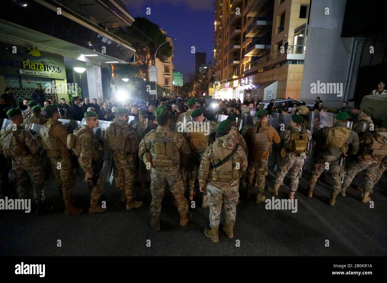 Beirut, Libano. 20th Feb, 2020. I membri della forza di sicurezza libanese tengono d'occhio durante una protesta al di fuori della sede centrale della Banca centrale a Beirut, Libano, il 20 febbraio 2020. Alcuni libanesi hanno protestato giovedì al di fuori della sede centrale della Banca centrale di Beirut, chiedendo informazioni sui fondi pubblici rubati. Credito: Bilal Jawich/Xinhua/Alamy Live News Foto Stock