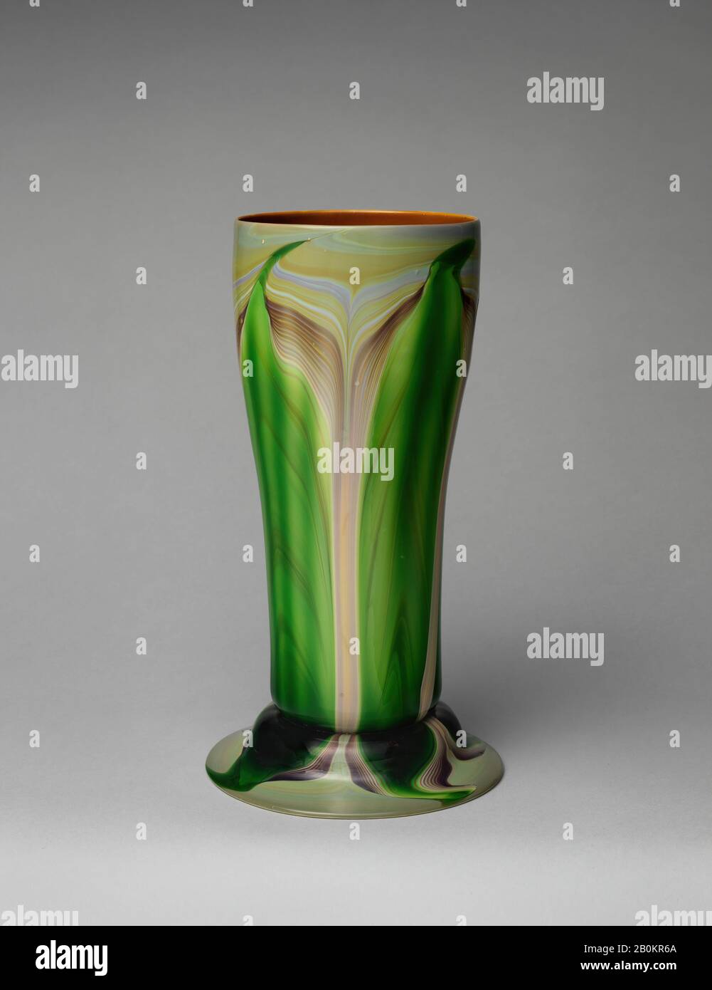 Progettato Da Louis Comfort Tiffany, Vase, American, Tiffany Glass And Decorating Company (American, 1892–1902), 1893–96, Fabbricato In Queens, New York, New York, Stati Uniti, American, Favrile Glass, H. 10 3/8 In. (26,4 cm); diam. 4 1/2 in. (11,4 cm), vetro Foto Stock