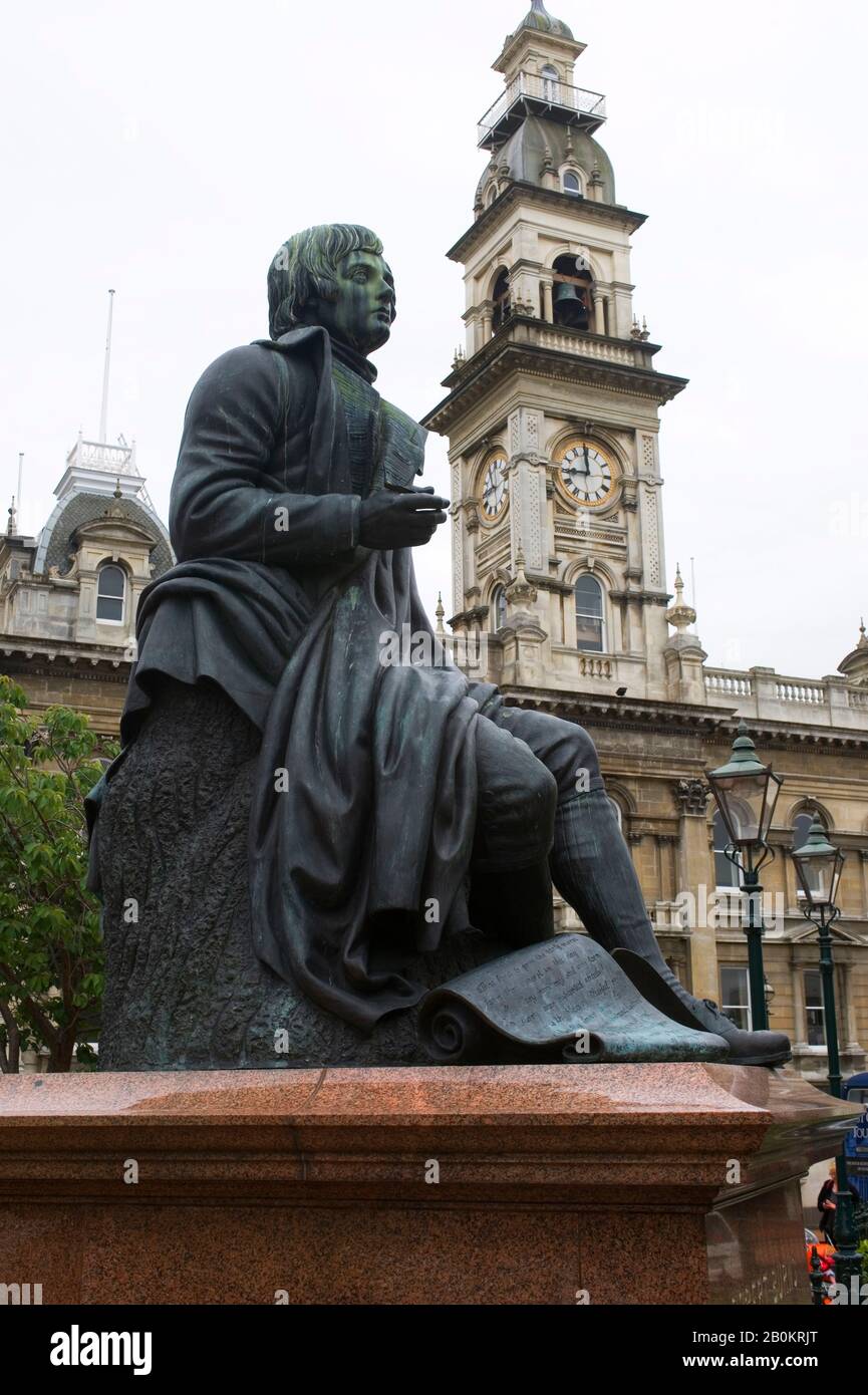 NUOVA ZELANDA, OCEANIA, SOUTH ISLAND, DUNEDIN, L'OCTAGON, STATUA DI ROBERT BURNS Foto Stock