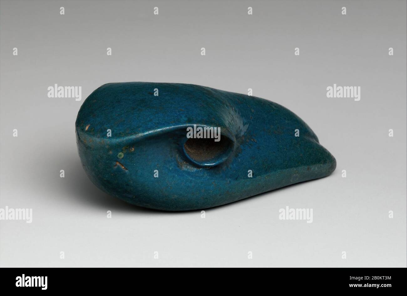 Cobra Head, New Kingdom, Dinastia Tardiva 18, Ca. 1400-1300 a.C., Dall'Egitto, Faience, h.. 4,3 cm; l. 10,8 cm (4 1/4 poll.); p. 6,1 cm Foto Stock