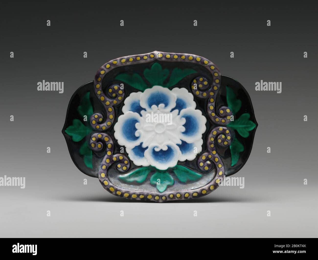 Piatto con Floral Design, Giappone, periodo Edo (1615–1868), Data ca. 1660–80s, Giappone, porcellana con smalti blu e policromi (Hizen ware, tipo Matsugatani), H. 1 1/8 in. (2,9 cm); larghezza 5" (12,7 cm); L. 6 3/8 in. (16,2 cm), ceramica Foto Stock