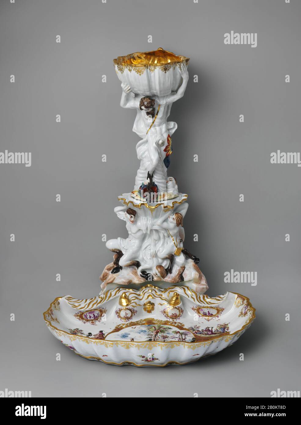 Meissen Manufactory, Table Fountain, Tedesco, Meissen, Meissen Manufactory (tedesco, 1710-presente), ca. 1727–32, tedesco, Meissen, porcellana in pasta dura, argento, Totale (assemblato confermato): 24 1/2 x 18 1/8 x 16 1/2 in. (62,2 x 46 x 41,9 cm); Altro (54,147,65 a (fontana)): 13 1/4in. (33,7cm); Altro (54,147,65 b (plinto)): 11 5/16 x 10in. 28,7 x 25,4 cm; Altro (bacino confermato): 3 1/8 x 18 3/8 x 13 5/8 in. (7,9 x 46,7 x 34,6 cm), porcellana ceramica Foto Stock