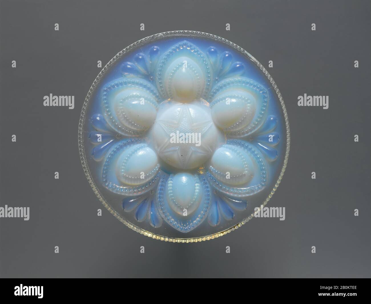 Drappeggi, 1810–60, Vetro Opalescente, Diam. 4 3/4 poll. (12,1 cm), vetro Foto Stock