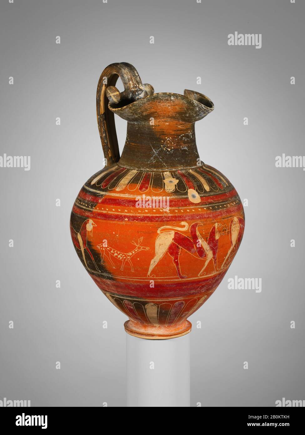 Trifoglio di terracotta oinoochoe (brocca), etrusco, etrusco-corinzio, arcaico, Data ca. 600–550 a.C., etrusca, etrusco-corinzia, terracotta, H. 14 1/16 in. (35,7 cm), Vasi Foto Stock