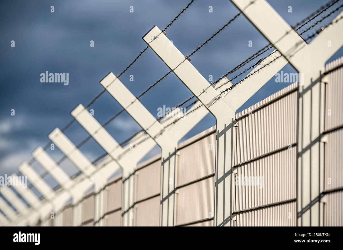 Zaun, Sicherheitszaun, Mit Stacheldraht Y-Krone, Flughafen Düsseldorf, Foto Stock