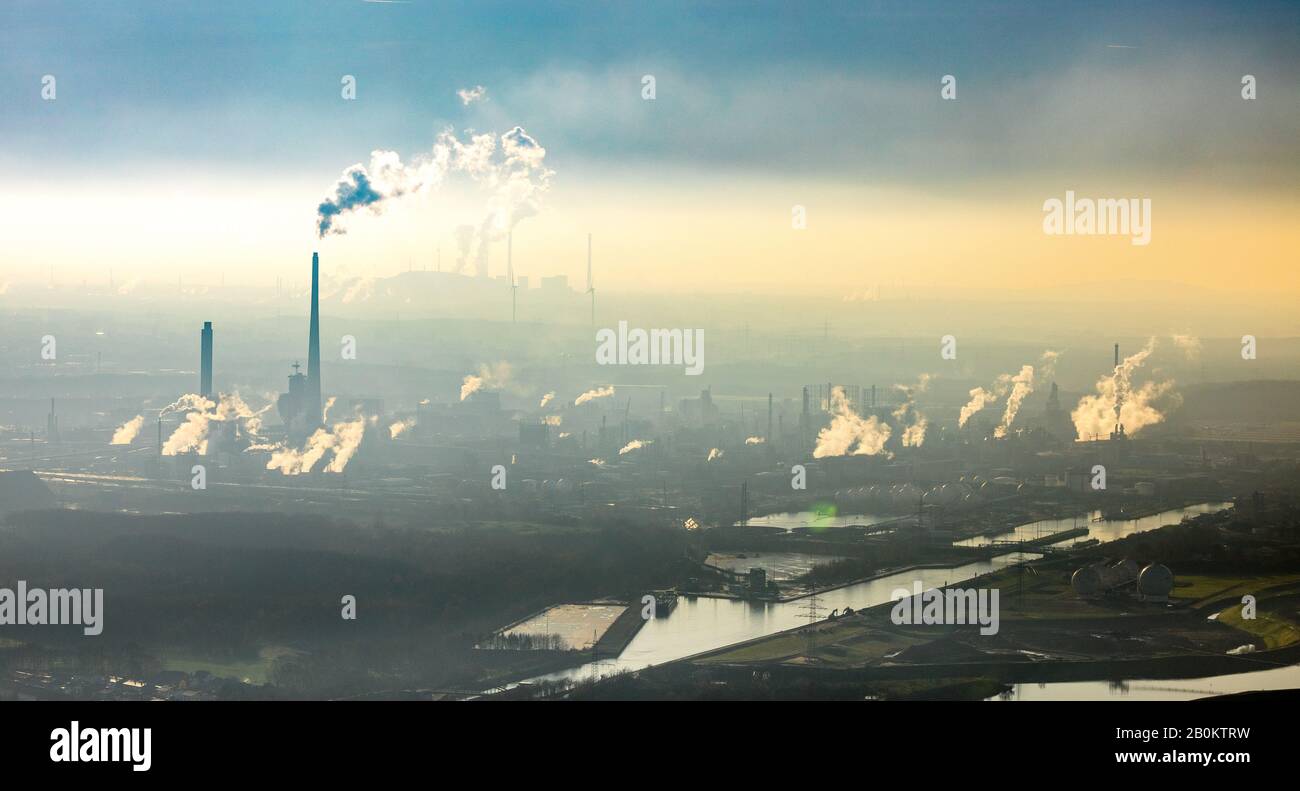 Foto aerea, Marl Chemical Park retroilluminato con nubi di fumo, Marl, zona Ruhr, Renania Settentrionale-Vestfalia, Germania, DE, Europa, retroilluminata, foto aerea, aeria Foto Stock