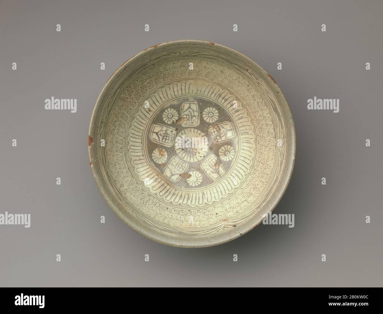 Ciotola con iscrizione e crisantemi e decorazione a tortoiseshell, Corea, dinastia Joseon (1392–1910), Data metà 15th secolo, Corea, Buncheong ware con disegno stampato, H. 3 1/8 in. (7,9 cm); diam. 7 1/4 poll. 18,4 cm; diam. Piede 2 3/4 poll. (7 cm), ceramica Foto Stock