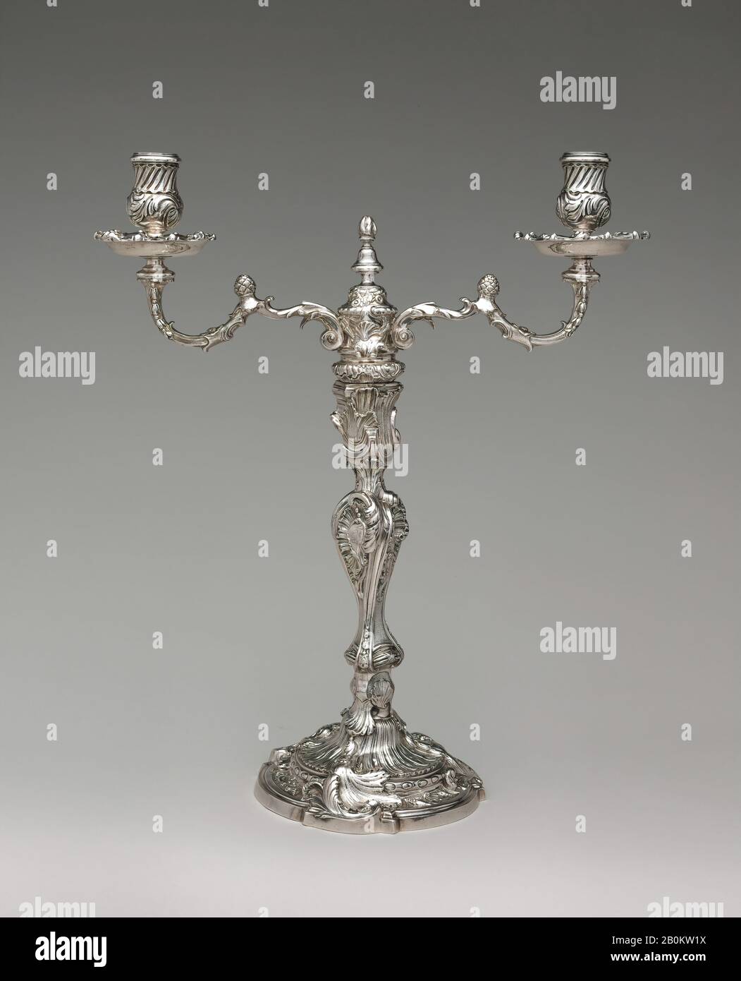 David Willaume II, Candelabrum (uno di un paio), British, London, David Willaume II (British, 1693–1761), 1742/43, British, London, Silver, Overall: 15 1/4 x 12 9/16 x 5 1/2 in., 61.818 oz. (38,7 x 31,9 x 14 cm, 1752,5 g), Metallo-argento Foto Stock