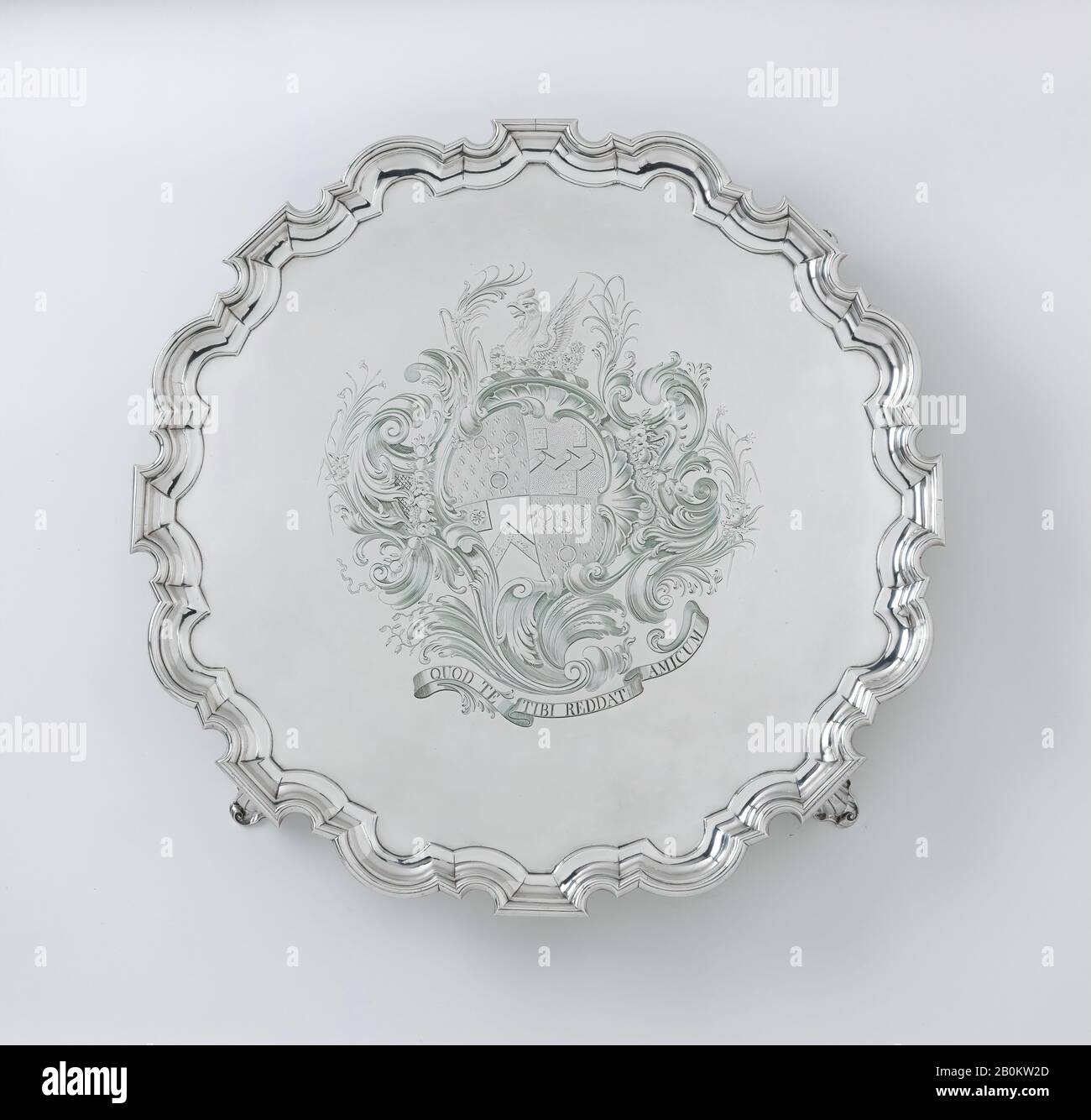 Possibilmente da John Swift, Salver con le armi di Judith Jodrell, britannico, Londra, Possibilmente da John Swift (britannico, attivo dal 1728), 1738/39, britannico, Londra, argento, Complessivo: 2 7/8 in., 153 oz. 2 dwt. (7,3 cm, 4,7625 kg), Altro (diametro max.): 24 poll. (61 cm), Metallo-argento Foto Stock