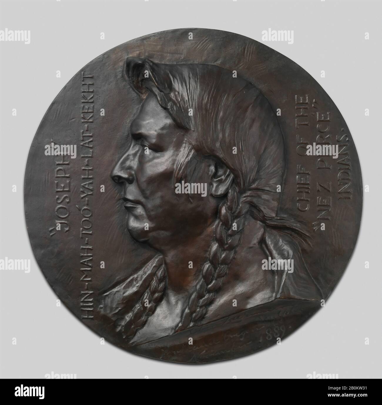 Olin Levi Warner, Joseph, Capo Degli Indiani Nez Perce, American, Olin Levi Warner (American, West Suffield, Connecticut 1844–1896 New York), 1889; Cast 1906, American, Bronze, Other (Diametro Oggetto): 17 1/2in. (44,5cm), Con Cornice: 22 × 2 in., 16 lb. (55,9 × 5,1 cm, 7,3 kg), scultura Foto Stock