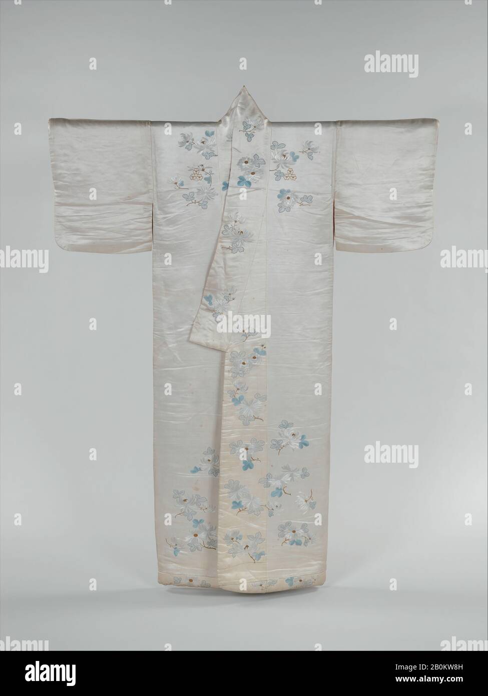 Kosode, Giappone, periodo Meiji (1868–1912), Cultura: Giappone, seta e fili metallici, Totale: 66 1/2 x 50 pollici. (168,9 x 127 cm), Costumi Foto Stock