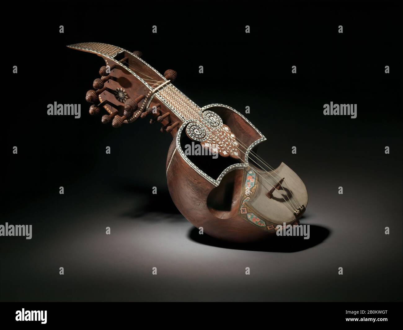 Sārindā, indiano, fine 19th secolo, India, indiano, legno, avorio, archi, L. 26 × W. 10 1/2 × D. 5 1/2 in. (66 × 26,7 × 14 cm), Chordophone-Lute-bowed-unfreed Foto Stock