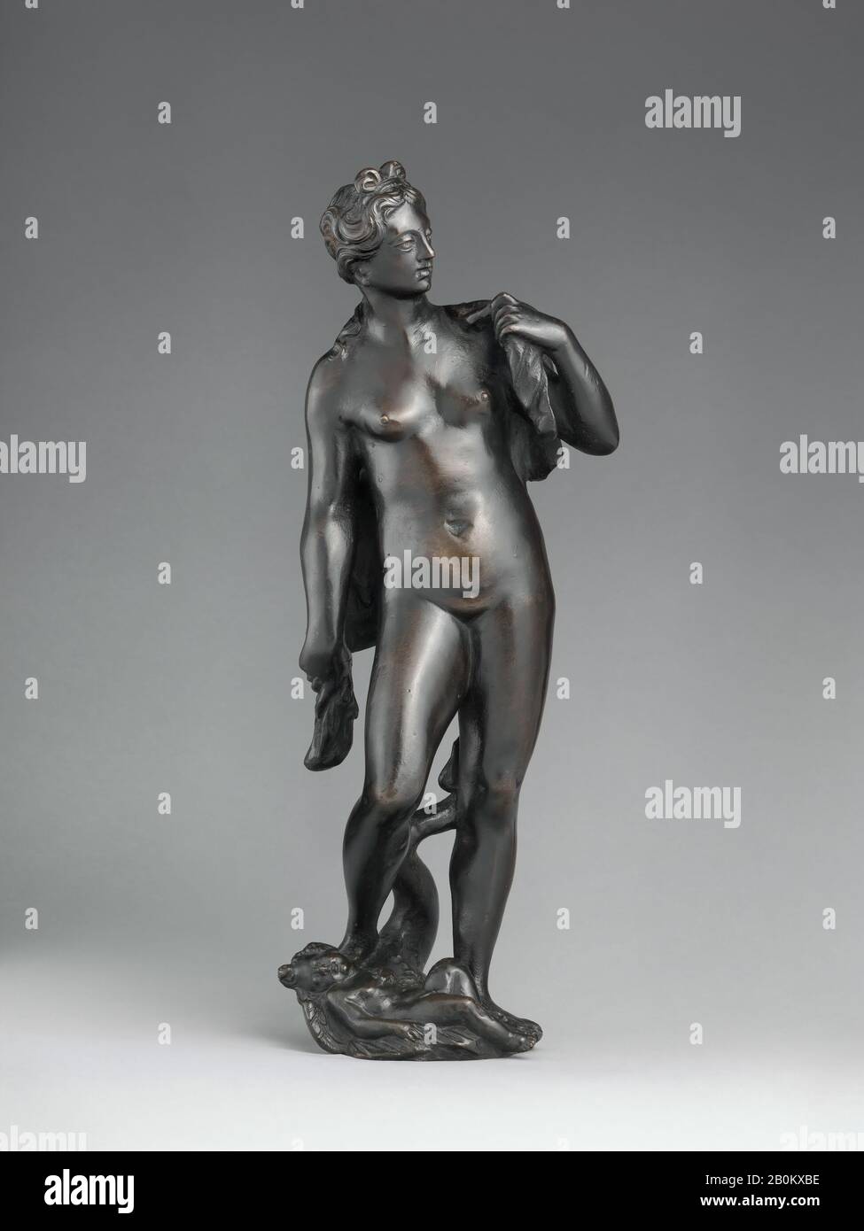 Modello attribuito a Tiziano Aspetti, Venere e Cupido, Italiano, Venezia, fine 16th-inizio 17th secolo, Italiano, Venezia, Bronzo, su base marmorea, Complessivo senza base: 16 1/4 × 5 1/8 × 4 5/8 in. (41,3 × 13 × 11,7 cm), Totale con base: 18 × 5 1/4 × 4 5/8 in. (45,7 × 13,3 × 11,7 cm), scultura-bronzo Foto Stock