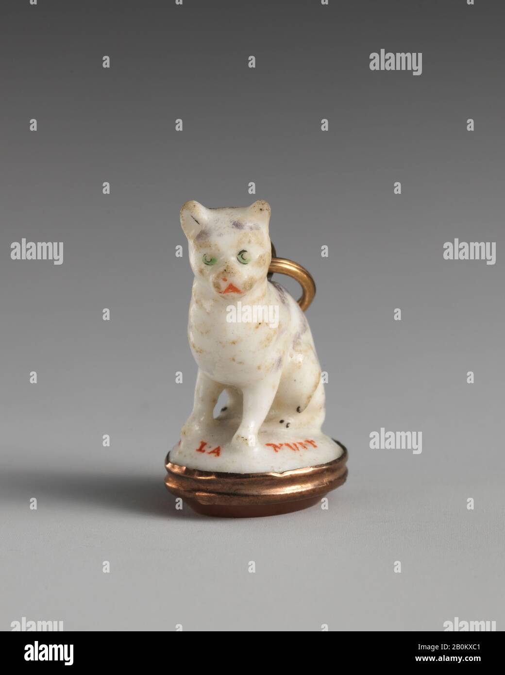 Chelsea Porcelain Manufactory, Miniature Seal sotto forma di un gatto, britannico, Chelsea, 1753–58, britannico, Chelsea, porcellana morbida pasta, carnelian, metallo, metallo dorato, altezza: 15/16 in. (2,4 cm), porcellana ceramica Foto Stock