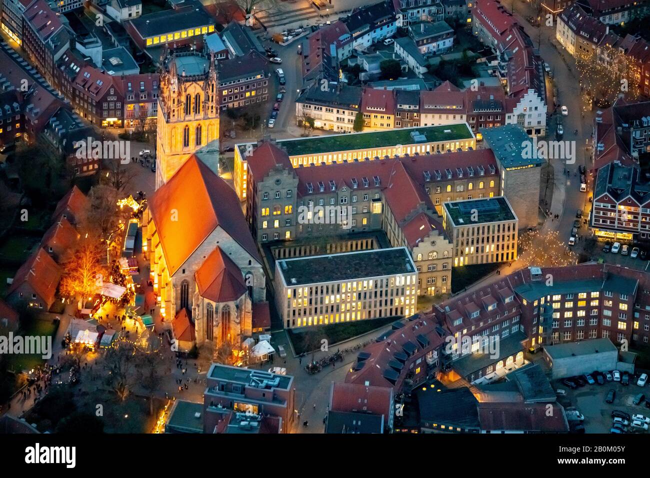 Foto aerea, Überwasserkirche di Lovewomen, Chiesa cattolica, mercatino di Natale Überwasserkirchplatz, foto notturna, Münster, Münsterland, North Rhine-Wes Foto Stock