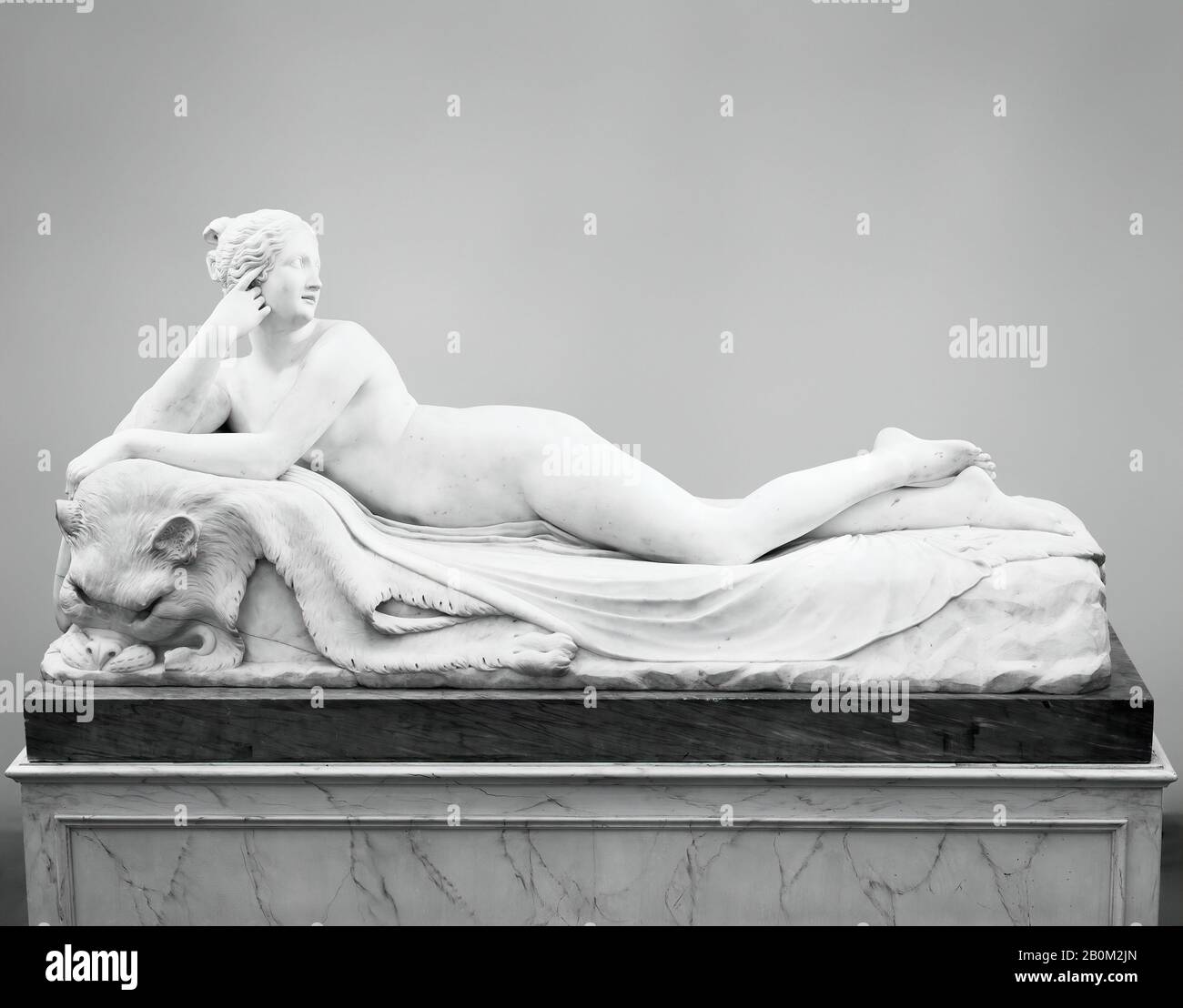 Antonio Canova, Reclining Naiad, italiano, Roma, Antonio Canova (italiano, Possagno 1757–1822 Venezia), e il suo studio, 1819–24, italiano, Roma, marmo bianco su plinto di marmo grigio (non originale), Nel Complesso (confermato in peso): 35 × 75 × 32 1/2 in., 2558 lb. (88,9 × 190,5 × 82,6 cm, 1160,3 kg), scultura Foto Stock