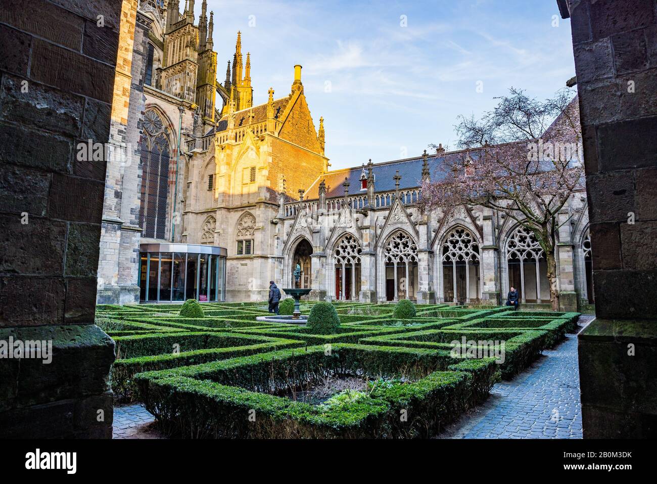 Utrecht, Paesi Bassi - 06 Gennaio 2020. Il giardino Pandhof della chiesa Dom è uno dei più bei cortili interni dell'Olanda Foto Stock