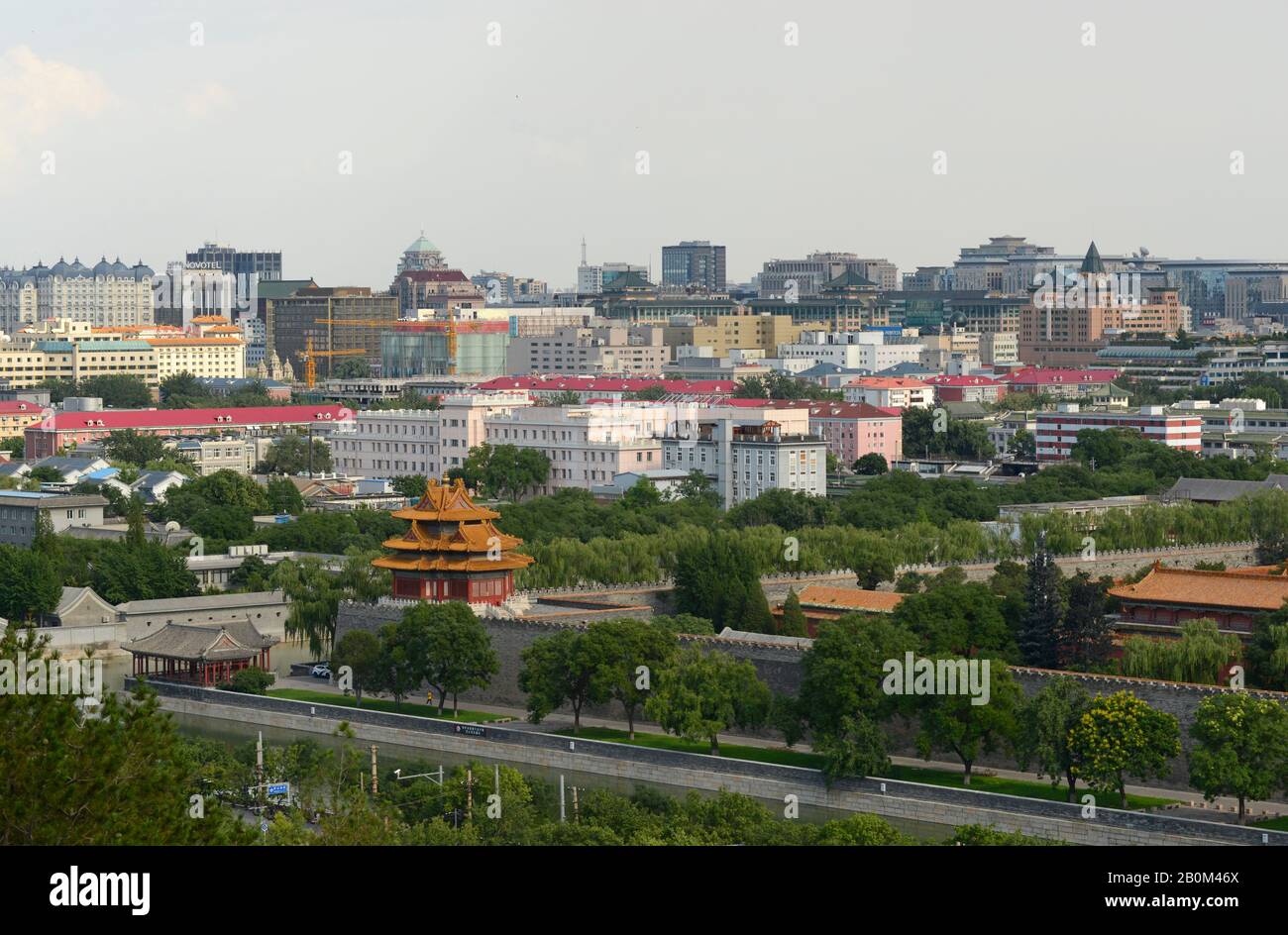 Vista sul centro orientale di Pechino, Cina, con l'angolo nord-est della città Proibita in primo piano Foto Stock Vista sul centro orientale di Pechino, Cina, con l'angolo nord-est della città Proibita in primo piano Foto Stock