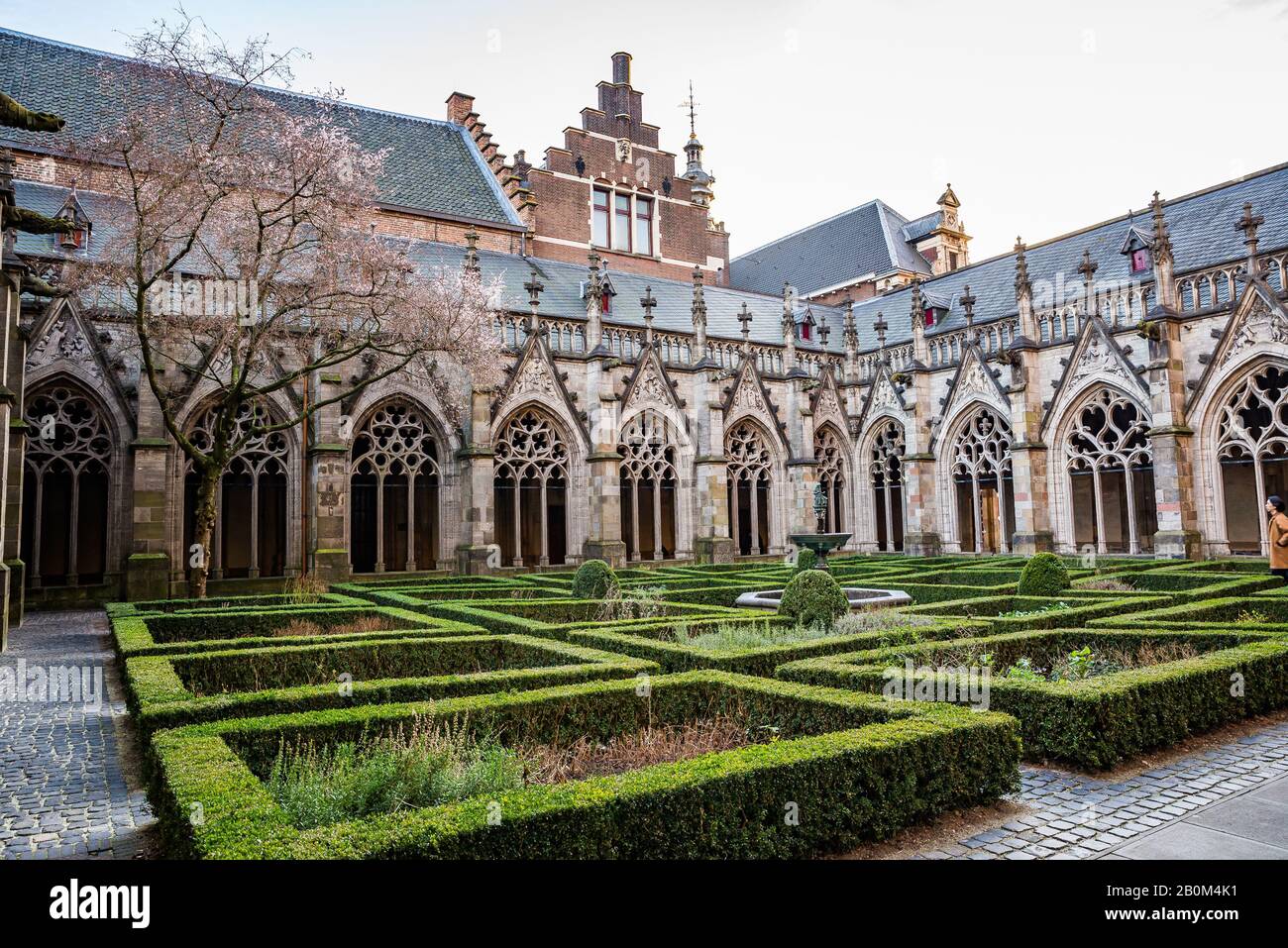 Utrecht, Paesi Bassi - 06 Gennaio 2020. Il giardino Pandhof della chiesa Dom è uno dei più bei cortili interni dell'Olanda Foto Stock