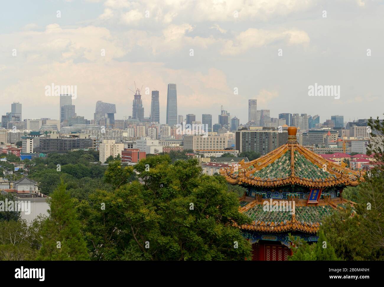 Vista a est dal Coal Hill nel parco di Jingshan al quartiere centrale degli affari, Pechino, Cina Foto Stock