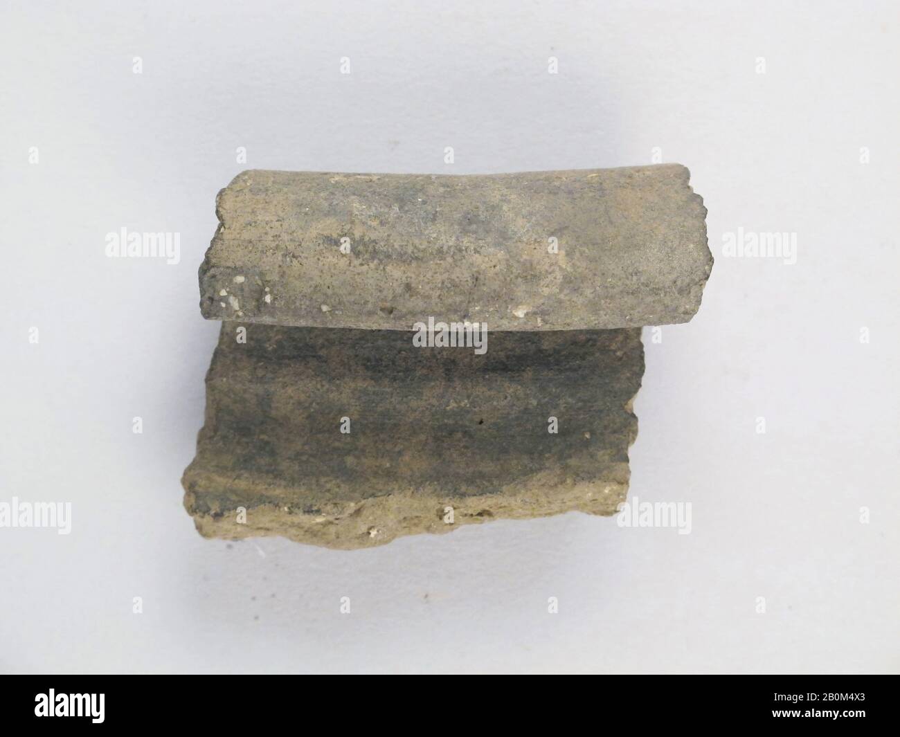 Frammento di ciotola, romano, tardo imperiale o tardo antico, Data 4th secolo d.C., romano, terracotta, Complessivo: 1 7/8 x 2 1/2in. (4,8 x 6,4 cm), Vasi Foto Stock