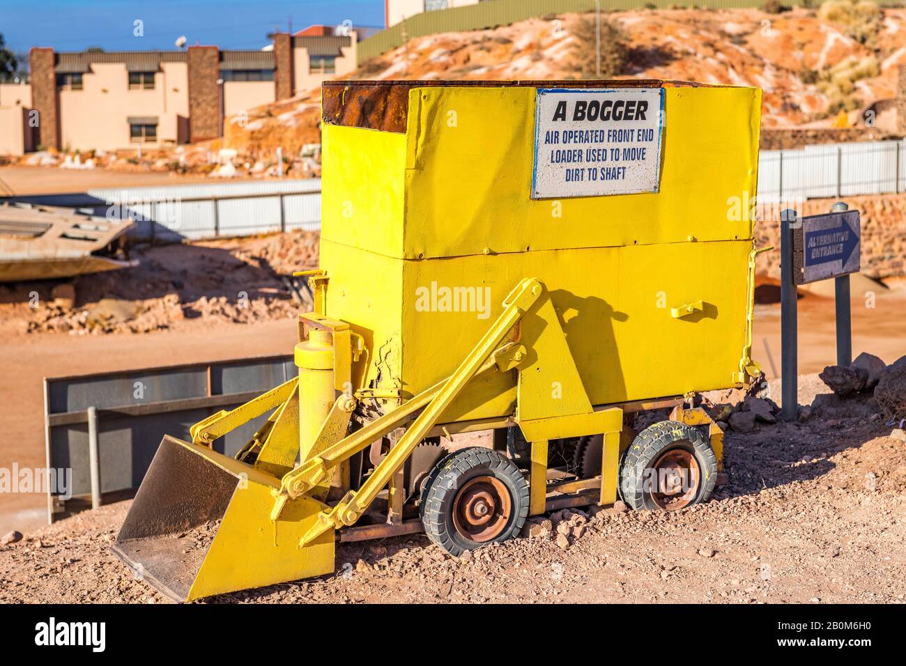 Un pareggiatore è un tipo di macchine per l'estrazione mineraria opale. Si tratta di un caricatore frontale ad azionamento pneumatico utilizzato per portare la sporcizia sull'albero. Cobber Pedy, Australia Del Sud. Foto Stock