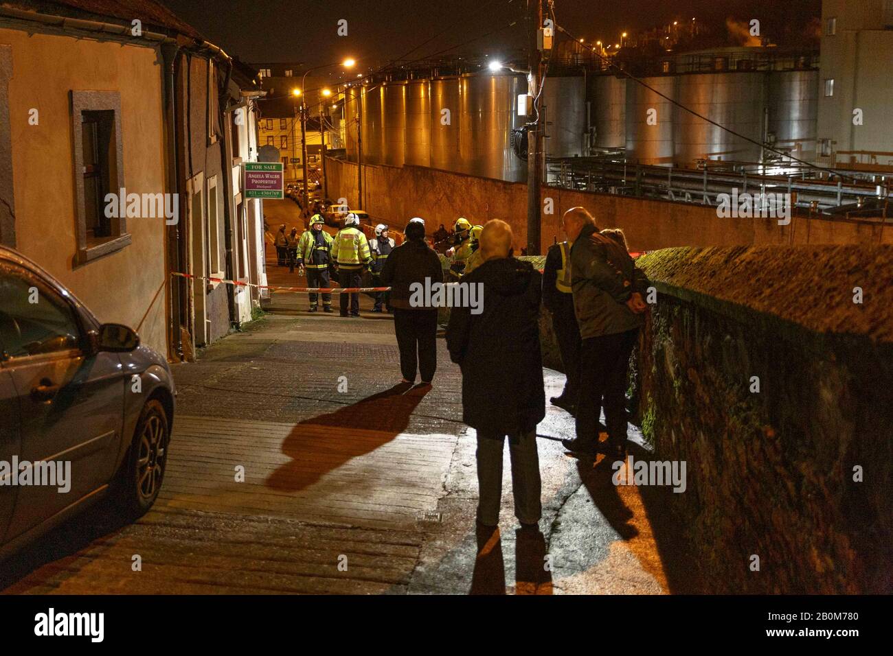 Cork, Irlanda, 20th Febbraio 2020. Case Evacuate Su Roman Street, Cork City. Vigili del fuoco, Gardai e Residenti stoof su Roman Street al di fuori del gruppo inferiore di case colpite dal collasso. Intorno alle 8:30 questa sera la brigata del fuoco della città di Cork è stata chiamata ad un crollo parziale di un muro di confine sulla strada romana. Gli occupanti sono stati evacuati dalle loro case per la loro propria sicurezza, il muro che si pensa di essere oltre 200 anni era crollato nei giardini posteriori di alcune delle case causando danni strutturali ad alcuni. Credito: Damian Coleman/Alamy Live News Foto Stock