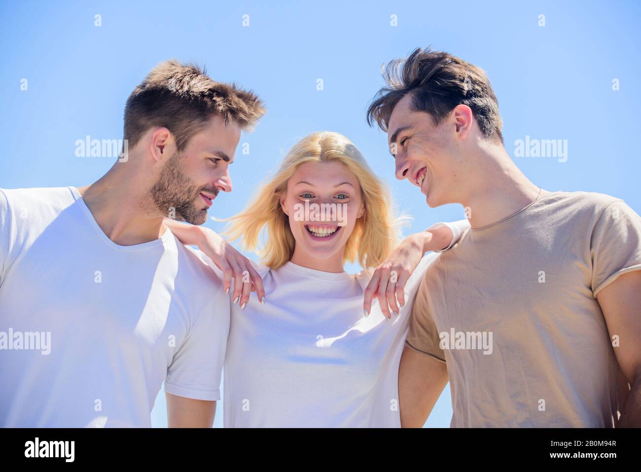 L'amicizia del membro desidera entrare nel rapporto romantico. Amore di amicizia. Concetto di zona amico. Felice insieme. Amici allegri. Relazioni di amicizia. Persone all'aperto. Donna felice e due uomini. Foto Stock