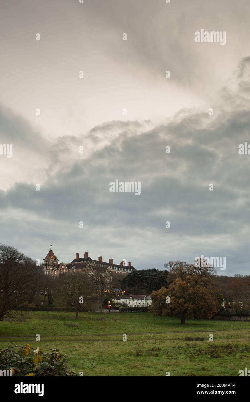 Vista del pub Rose of York, del Petersham Hotel e del Royal Star & Garter dalla riva del Tamigi a Petersham Meadows, Richmond, Surrey Foto Stock