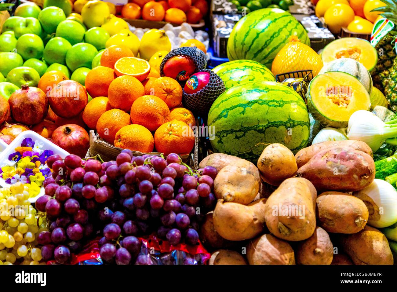 Chiosco di frutta e verdura presso il mercato centrale (Nagyvásárcsarnok), Budapest, Ungheria Foto Stock
