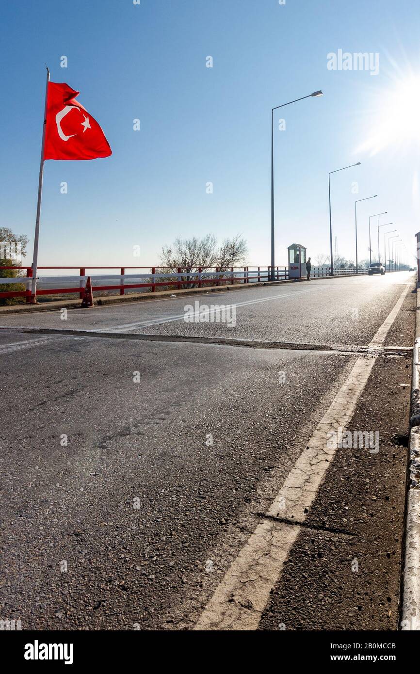 Il confine greco-turco si trova proprio sul ponte sul fiume Evros, nella regione di Thrace. Foto Stock