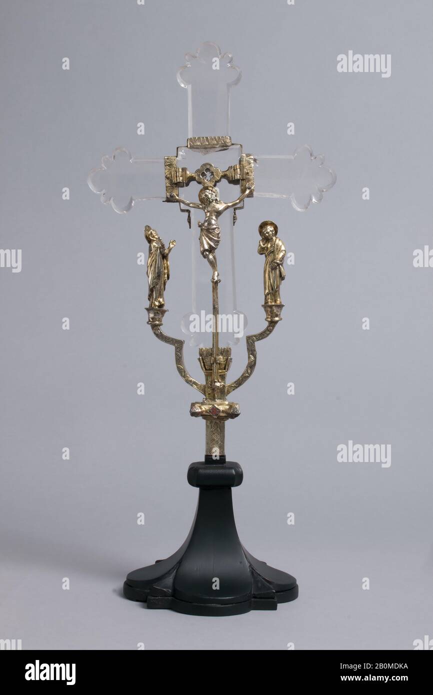 Crocefisso, italiano, 14th secolo, Made in Venice, Italy, Italian, Silver-gilt, Crystal, smaltate, Overall: 11 5/8 x 6 7/8 x 1 3/8 in. (29,5 x 17,5 x 3,5 cm), Totale (solo Crystal): 9 1/4 x 6 7/8 x 1/2 in. (23,5 x 17,5 x 1,3 cm), Totale con base: 15 9/16 x 4 13/16 in. (39,6 x 12,3 cm), Metallo-argento Foto Stock