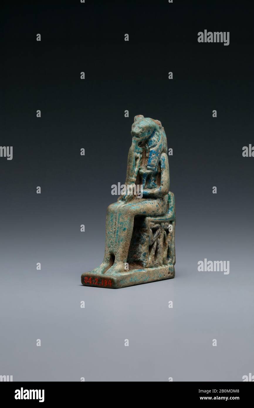 Sakhmet Amulet, periodo tardo-tolemaico, dinastia 26–30, 664–30 a.C., Dall'Egitto, Faience, H. 5.7 × W. 1.8 × D. 4 cm (2 1/4 × 11/16 × 1 9/16 in Foto Stock