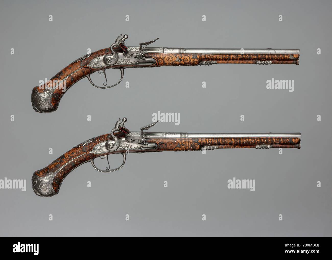 Charles Froment, Coppia Di Pistole Flintlock Realizzati Per Christian Ernst, Margravio Di Brandeburgo-Ansbach-Bayreuth-Kulmbach, Franco-Tedesco, Erlangen-Neustadt, Ca. 1686–90, Erlangen, franco-tedesco, Erlangen-Neustadt, acciaio, legno, argento, L. di ogni 19 3/4 in. (50,2 cm); L. di ciascun cilindro da 12 5/8 in. (32,1 cm); L. di ciascun tappo 2 3/8 in. (6 cm); diam. Al muso di ogni 5/8 in. (1,6 cm); diam. Alla culatta di ogni 1 poll. (2,5 cm); L. di ogni serratura da 5" 12,7 cm; cal. Di ogni 0,545" (13,8 mm); Peso di ogni 2 lb. 2 once (950 G), Firearms-Pistols-Flintlock Foto Stock