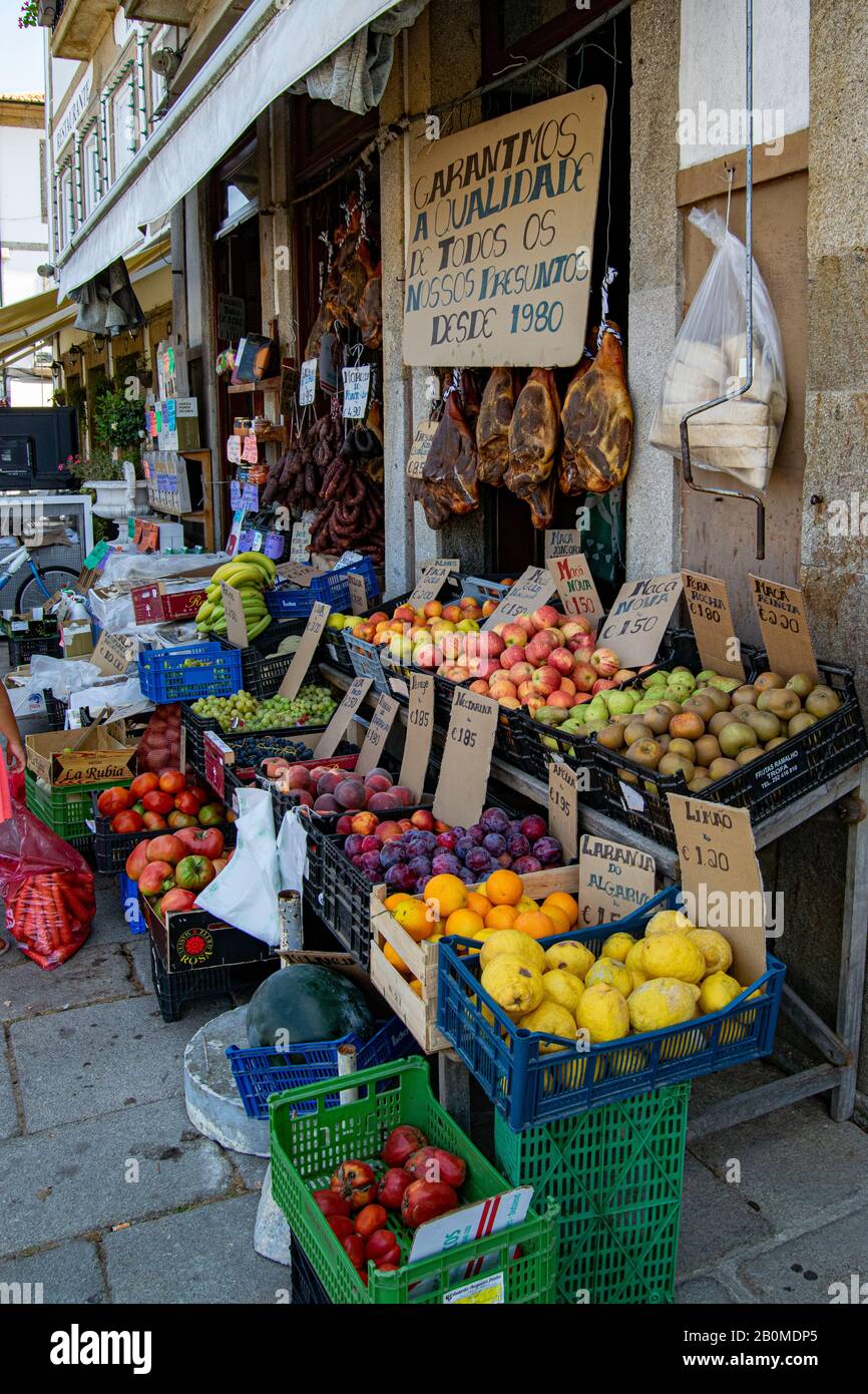 Negozio di cibo tradizionale locale a Ponte de Lima Portogallo. Prodotti tradizionali portoghesi, frutta di produzione locale. Prodotti freschi sui mercati locali. Foto Stock
