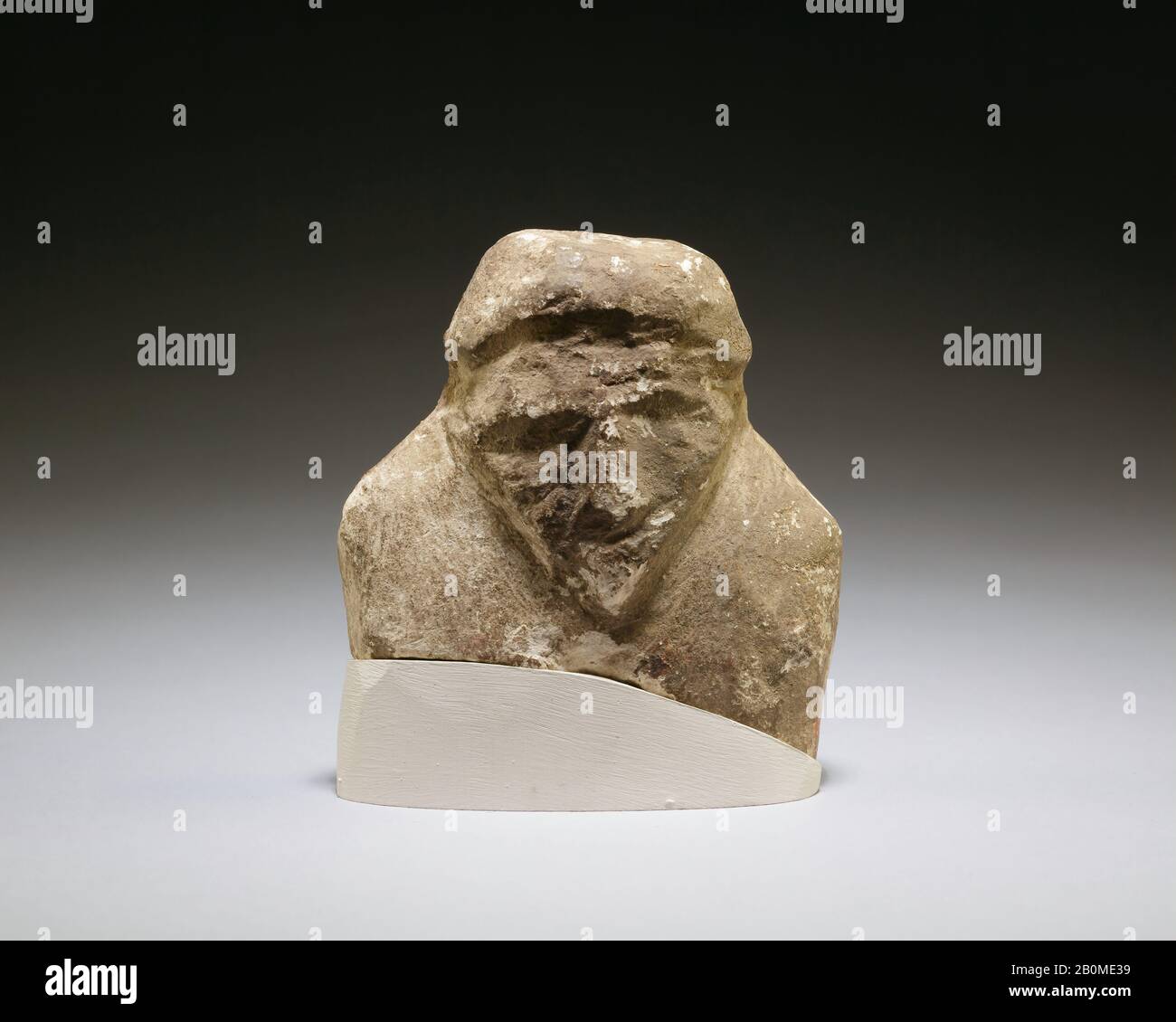 Figurina magica di straniero, Regno Medio, Dinastia 12–13, ca. 1981–1650 a.C., Dall'Egitto, regione Memphite, Lisht North, detriti, 1906–07, Calcare, H. 7,1 × W. 6,5 × D. 3,1 cm (2 13/16 × 2 9/16 × 1 1/4 in Foto Stock