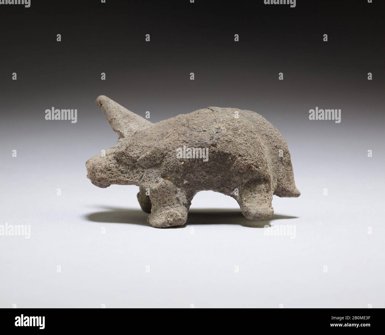 Figurina animale, Regno Medio, Dinastia 12–13, ca. 1981–1640 a.C., Dall'Egitto, regione Memphite, Lisht North, cimitero, 1906–07, Clay, L. 6 × W. 2.9 × H. 3.2 cm (2 3/8 × 1 1/8 × 1 1/4 in Foto Stock