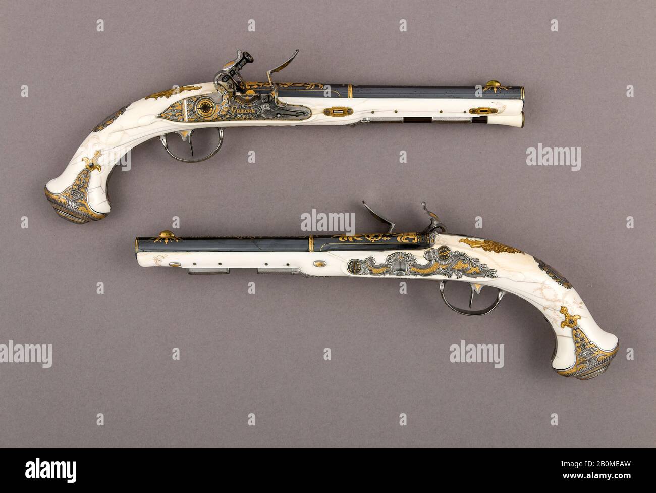Johan Adolph Grecke, Coppia di Pistole Flintlock dell'imperatrice Caterina la Grande (1729–1796), russo, San Pietroburgo, 1786, San Pietroburgo, russo, San Pietroburgo, acciaio, avorio, oro, ottone, L. di ogni 14 1/2 in. (36,8 Cm), Pistole-Flintlock Foto Stock