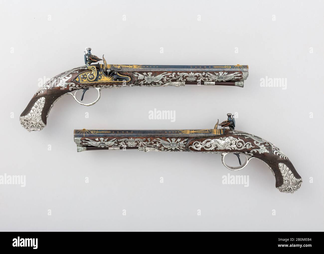 Samuel Brunn, Coppia di Pistole Flintlock, British, London, hallmarked per 1800–1801, London, British, London, Steel, wood (noce, palissandro), silver, gold, L. di ogni pistola 16 pollici. (40,6 cm); L. di ogni barile 10 1/8 poll. (25,7 cm); cal. Di ogni pistola .603 in. (15,3 mm), armi da fuoco Foto Stock
