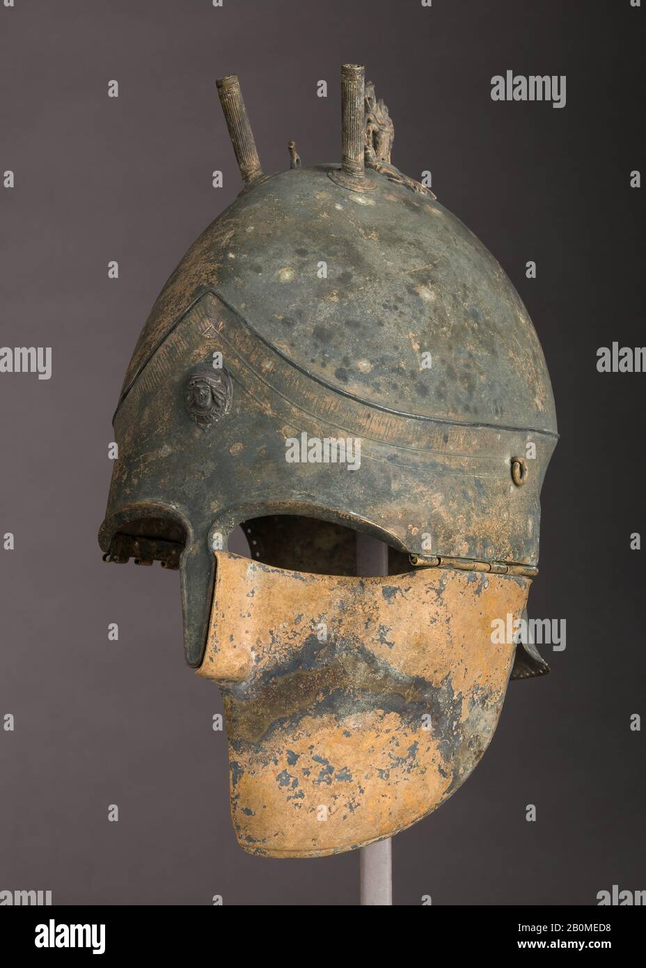 Casco di tipo Italo-Calcidiano, Cuirass anatomico, e Greave sinistro, etrusco, probabilmente Vulci, fine 5th-4th secolo a.C., etrusco, probabilmente Vulci, Bronzo, argento, Casco (a); H 13" (33 cm); W. 7 1/8 in. (18,1 cm); D. 9 7/8 in. (25,1 cm); Peso 3 libbre 2,7 once (1437,3 g); culetto (b, c); H. 20 1/2 in. (52,1 cm); W. 14 7/8 in. (37,8 cm); D. 11" (27,9 cm); Peso 6 libbre 13,7 once (3109,9 g); greave (d); H. 18 in. (45,7 cm); W. 6 1/4 in. (15,9 cm); D. (13,3 cm); Peso 1 lb. 3,2 once (544,3 g), componenti Armor Foto Stock