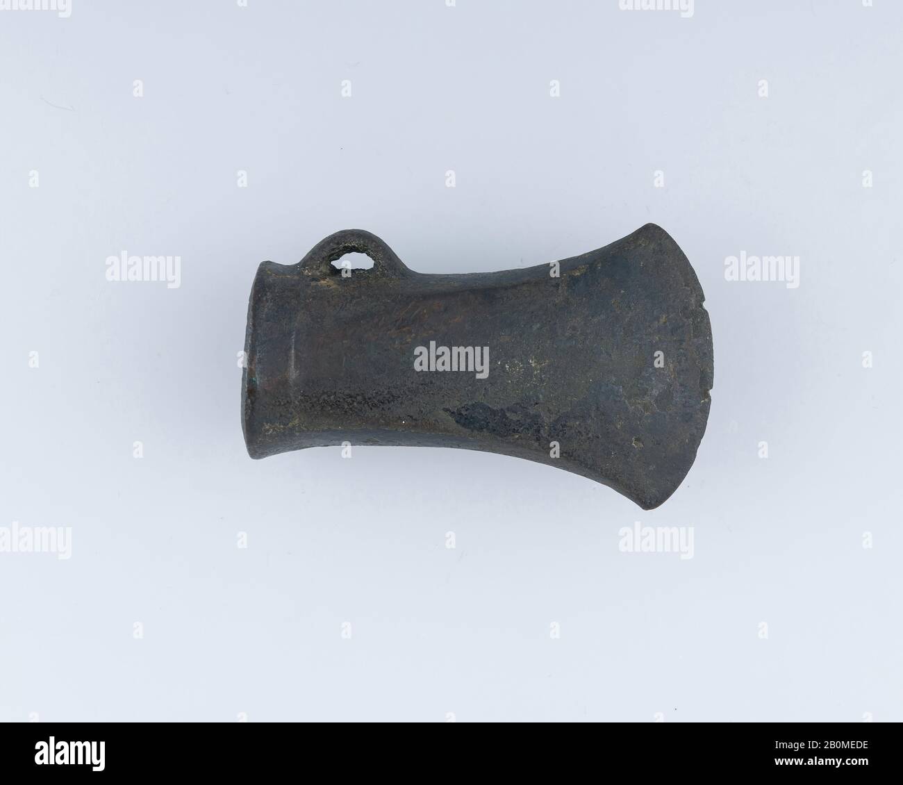 Axe-Head (Celt), Inglese, Ca. 900 a.C., British, Bronze, L. 4 pollici. (10,2 cm); W. 2 1/2 in. (6,5 cm); D. 1 1/2 in. (4 cm); Peso 11,1 oz. (313 g), Armi shafted Foto Stock